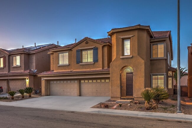 Photo - Gorgeous 6Bed/5Bath/4Car, 2-Story Home located in the Mountains Edge