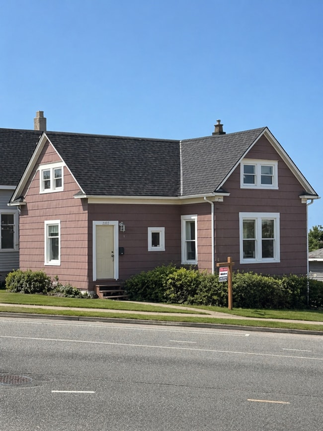 Building Photo - 5-bedroom, 2 bath home available in York neighborhood!