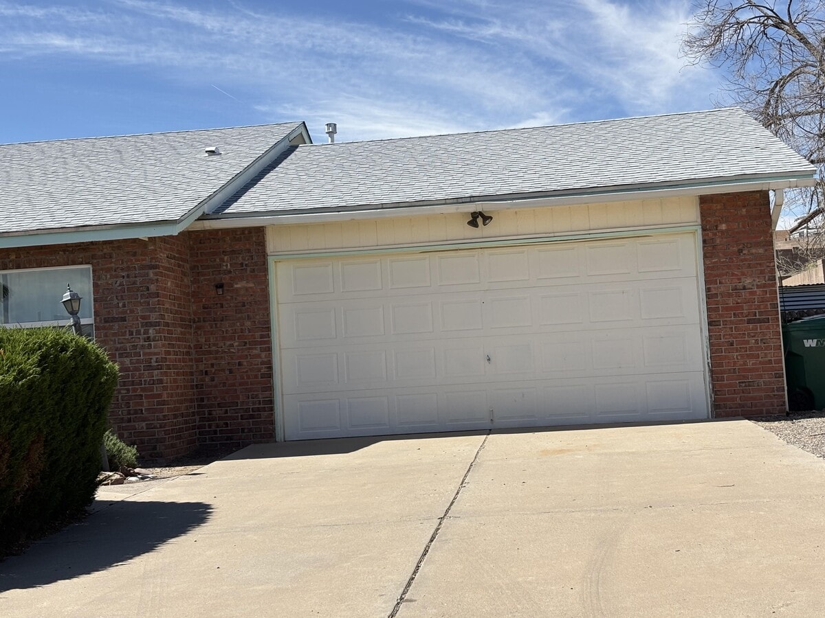 Photo - 755 Amethyst Dr NE