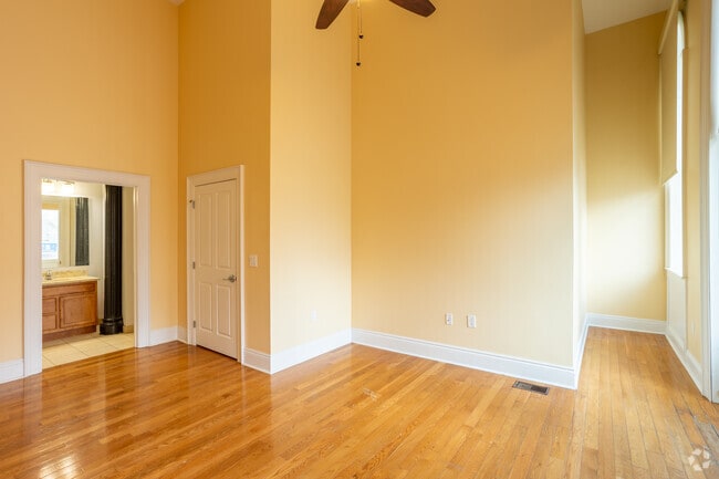 2BR, 2BA - 1095SF - Primary Bedroom