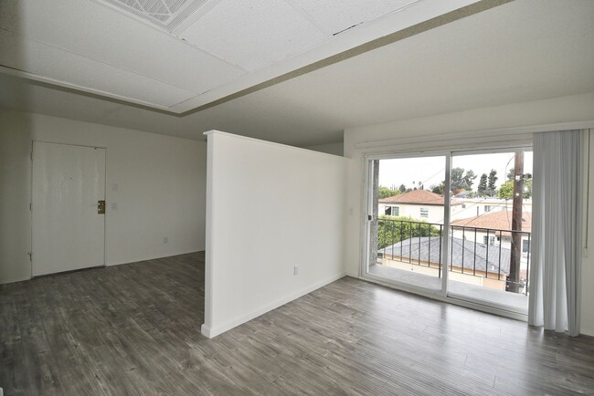 Photo - 13800 Sherman Way Unidad 208