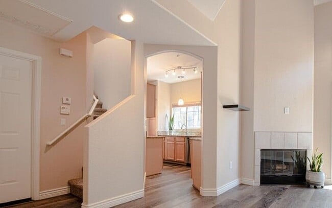 Building Photo - Gorgeous 2/2.5 condo for rent in Scottsdale.