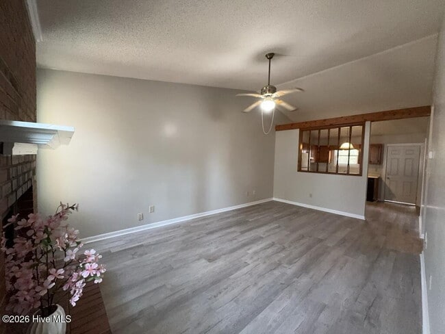 Photo - 233 Easy St