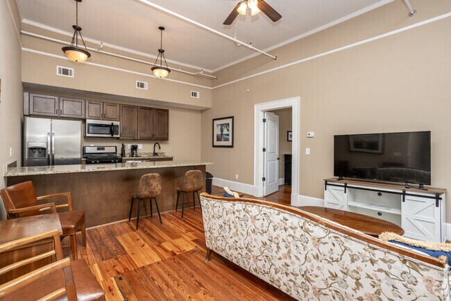 1BR, 1BA - 778SF