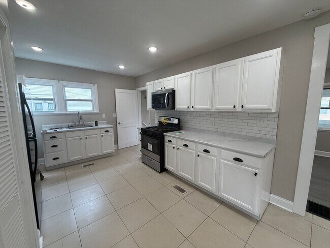 Photo - 445 W 25th St