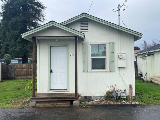 Building Photo - Charming Detached Studio Home in McKinleyville