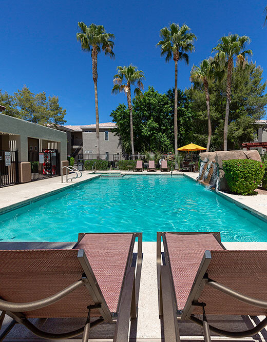 Área de relajación junto a la piscina en Canyon Ridge - Canyon Ridge Apartments