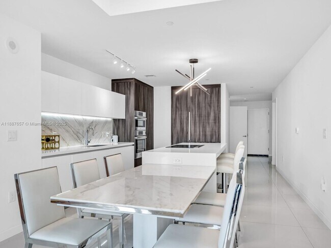 Photo - 851 NE 1st Ave Unidad 3201