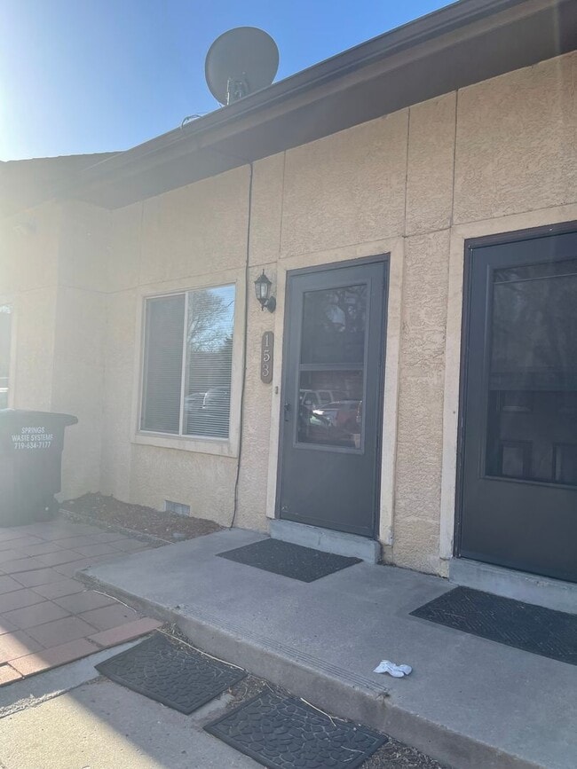 Building Photo - $1061 | 2BR/1BA | Cute Duplex in Fountain ...