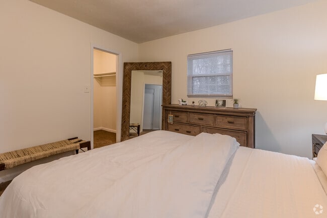 2BR, 1.5BA - 988SF