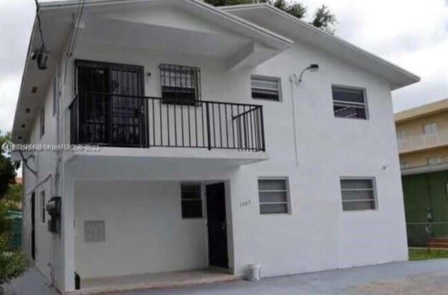 Building Photo - 1467 SW 3rd St Unit 1 Rental