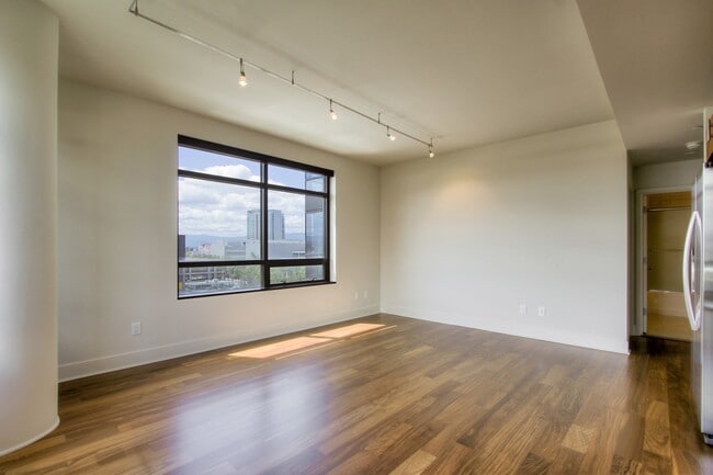 Photo - Gorgeous 2 Bedroom/2 Bathroom Condo for Rent at The 88 Unit 605