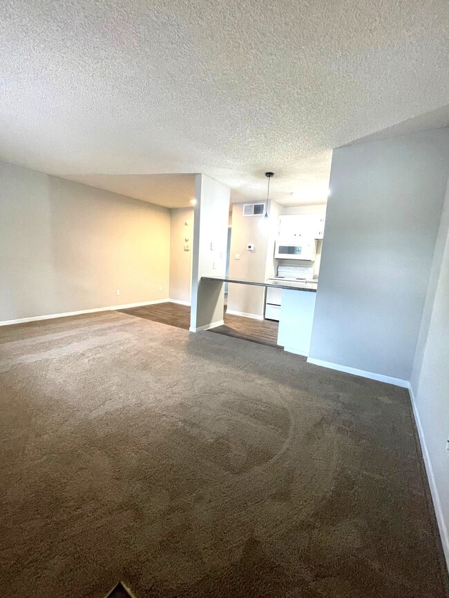1 bdr Top Floor Living Room - Oak Terrace