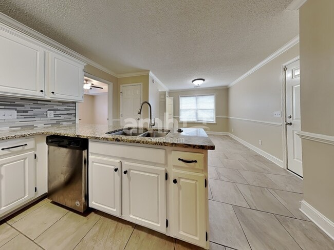 Photo - 409 Roberts Way