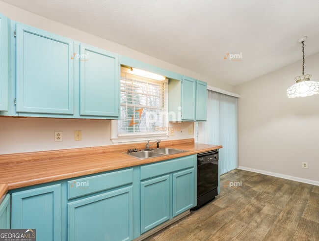 Photo - 667 Rae Dr SW