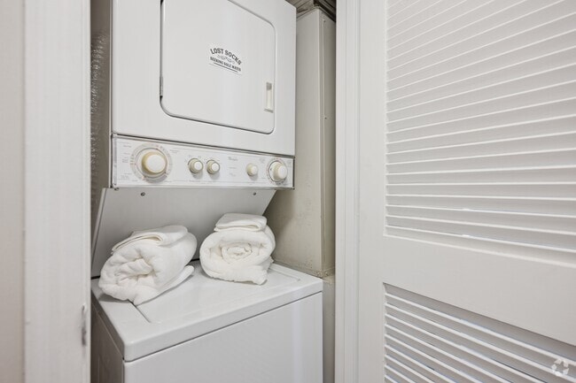 2BR, 1BA - 850SF - Laundry