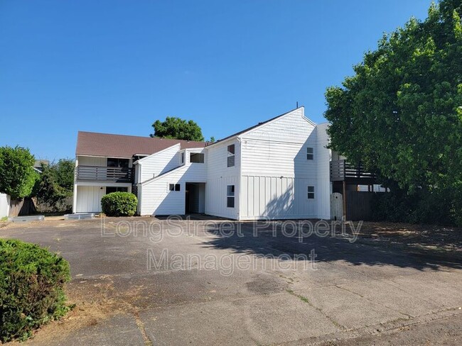 Building Photo - 627 3rd St SE Rental