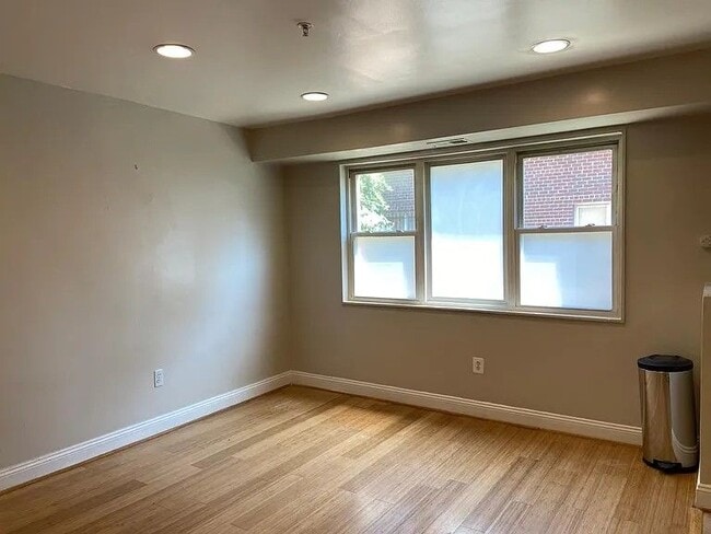 Building Photo - 4724 Benning Rd SE Rental