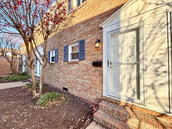 Building Photo - Gorgeous Condo in Willoughby Beach