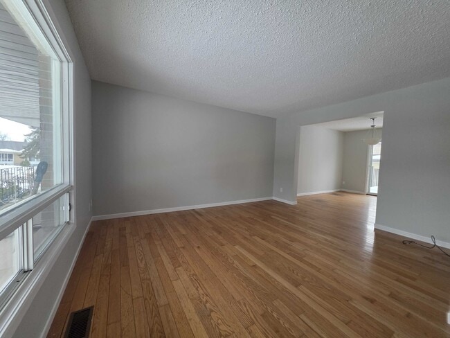 Photo - 745 Selkirk Rd