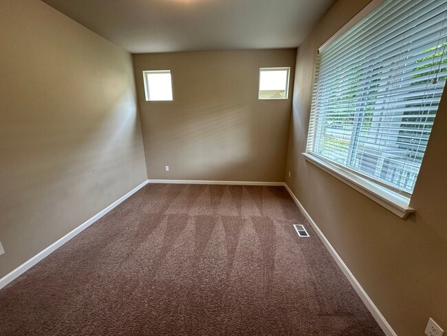 Photo - 1415 Grindstone Dr SE