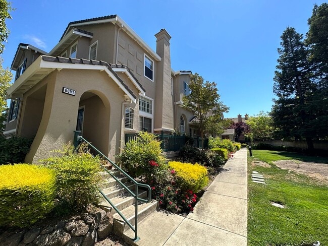 Building Photo - 3 Bed 2.5 Bath Townhouse W/ Garage