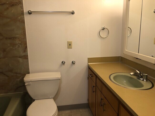 450 NW Larry St Unit Lower
