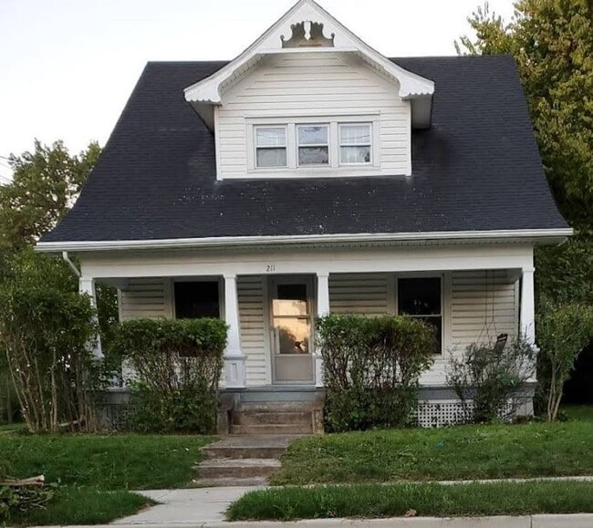 Building Photo - 211 N Walnut St Unit 211 1/2