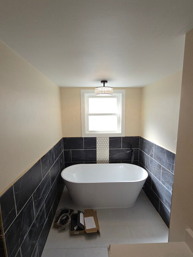 Building Photo - 670 Killingly St