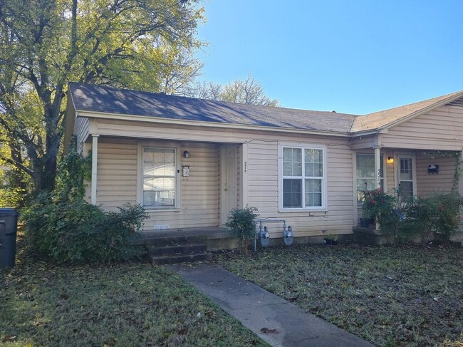 Building Photo - Cozy 2/1 Duplex in Waco
