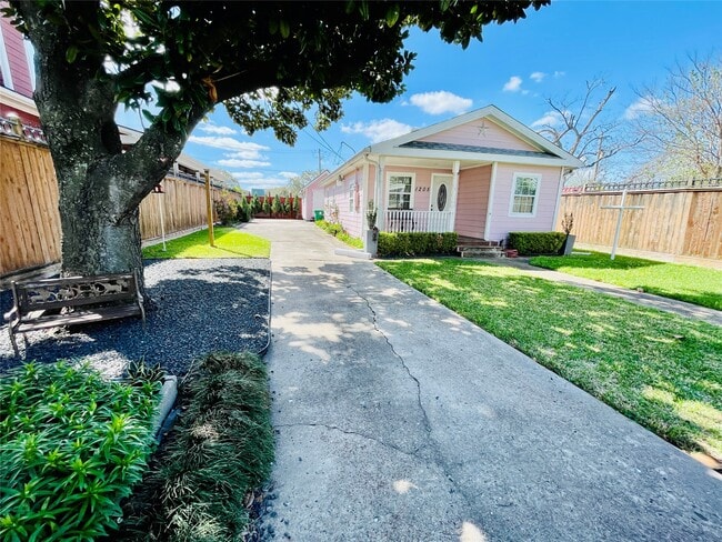 Photo - 1205 Nadine St