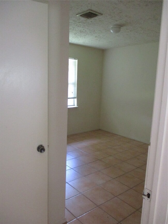 Building Photo - 19947 Mountain Dale Dr