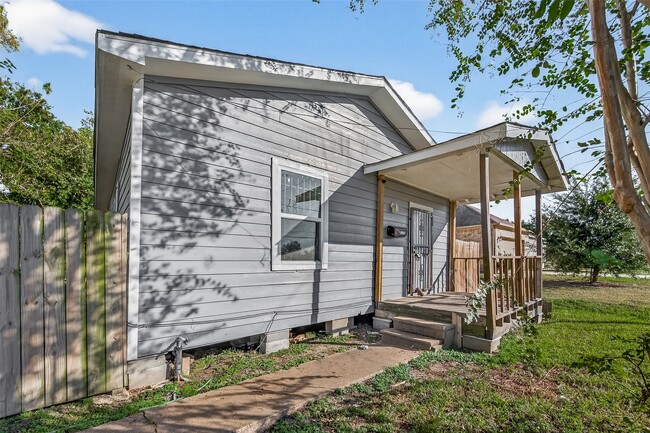 Building Photo - 8211 Parnell St