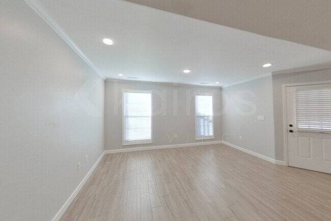 101 Lyn Ln