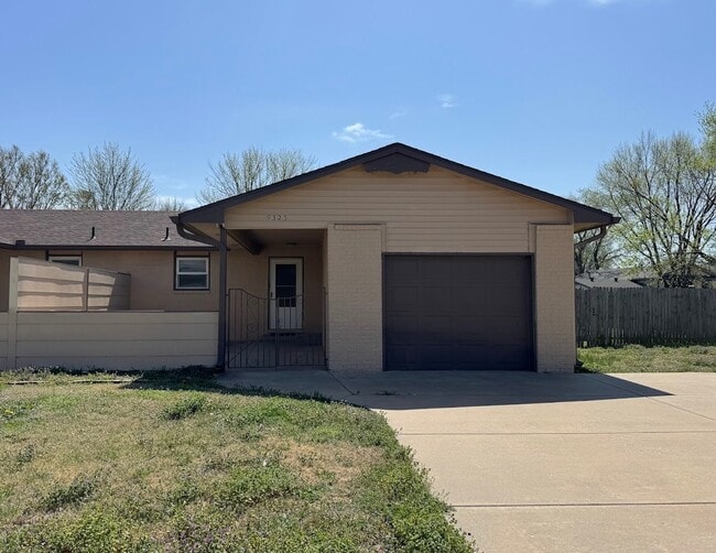 Building Photo - 9323 W 16th St N