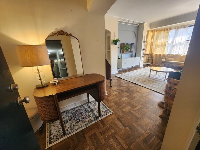 Welcoming foyer entry! - 2515 K St NW Unidad 504
