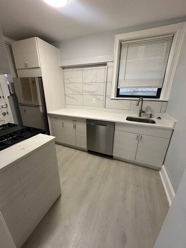 Kitchen - 7327 N Honore St Unidad 3B