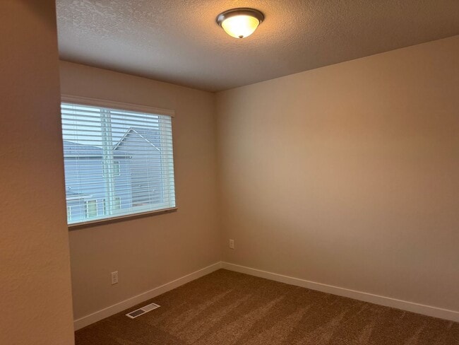Photo - Spacious 3 Bedroom – Move-In Ready Brand n... Casa
