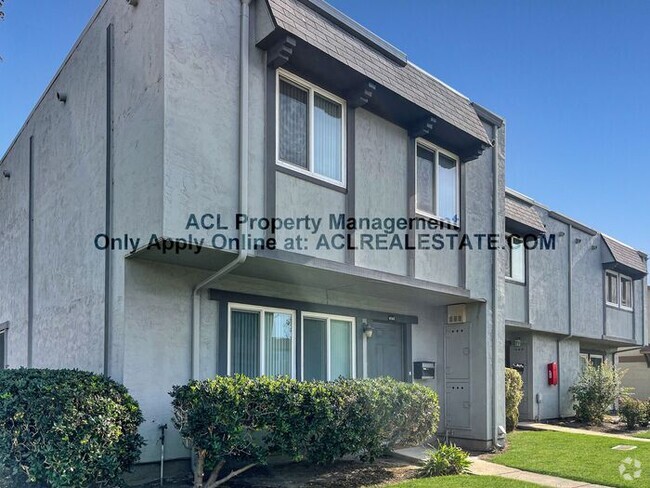 Building Photo - Spacious & Upgraded 4-Bedroom Townhouse in...