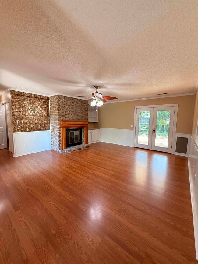 Photo - 300 E Kingswood Dr