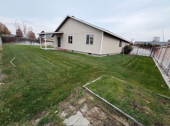 Photo - 3 bed|2 bath house with NEW PAINT & CARPET!