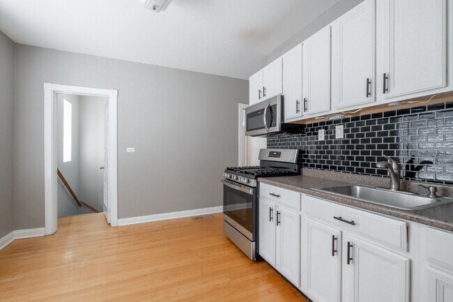 Building Photo - Spacious 3-Bedroom, 2-Bathroom Duplex in Avondale Unit #1