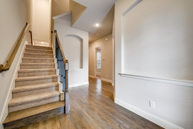 Photo - 923 Whitehall Dr