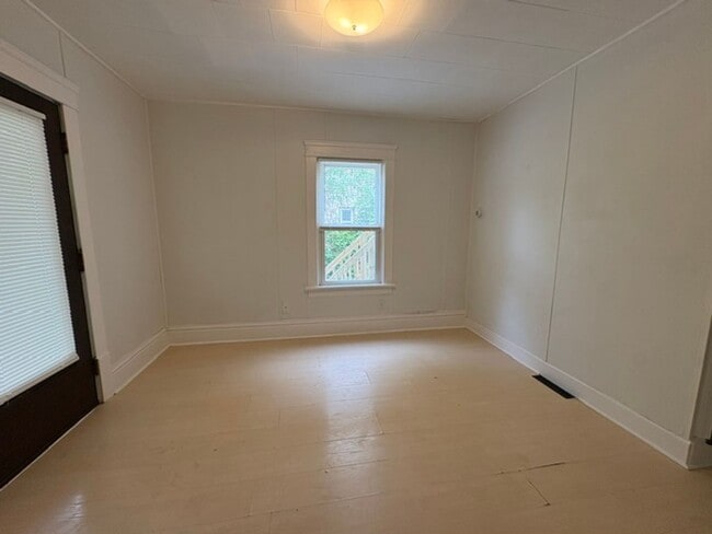 Photo - 325 Para Ave