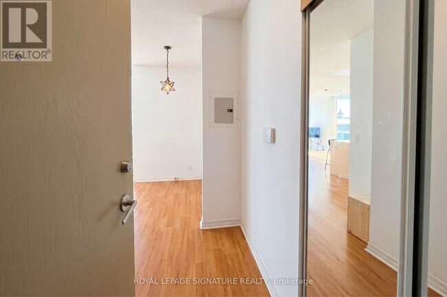 Photo - 220 Burnhamthorpe Rd W Unit 1602