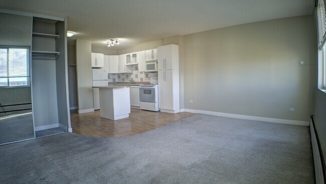 Photo - 11147 Whyte Ave NW Unité 903