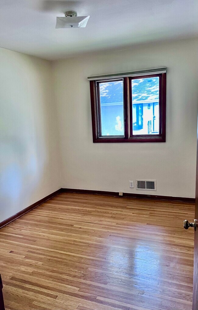 Bedroom 2 - 4206 Valley View Rd