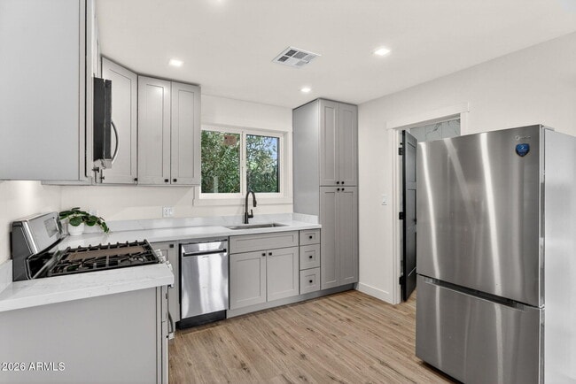 Photo - 1324 E Hall St