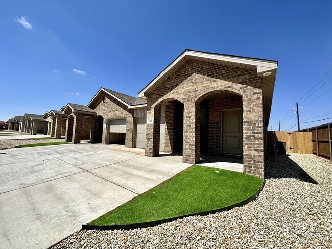 Building Photo - Stylish and Modern 3-Bedroom Duplex for Re... Rental