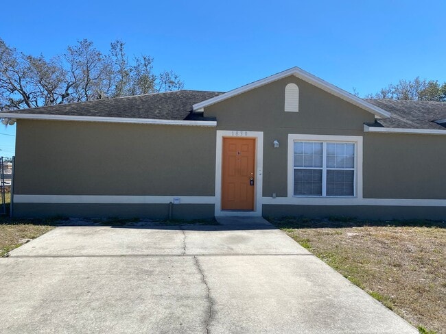 Building Photo - 3 Bedroom, 1 bathroom Duplex Winter Haven